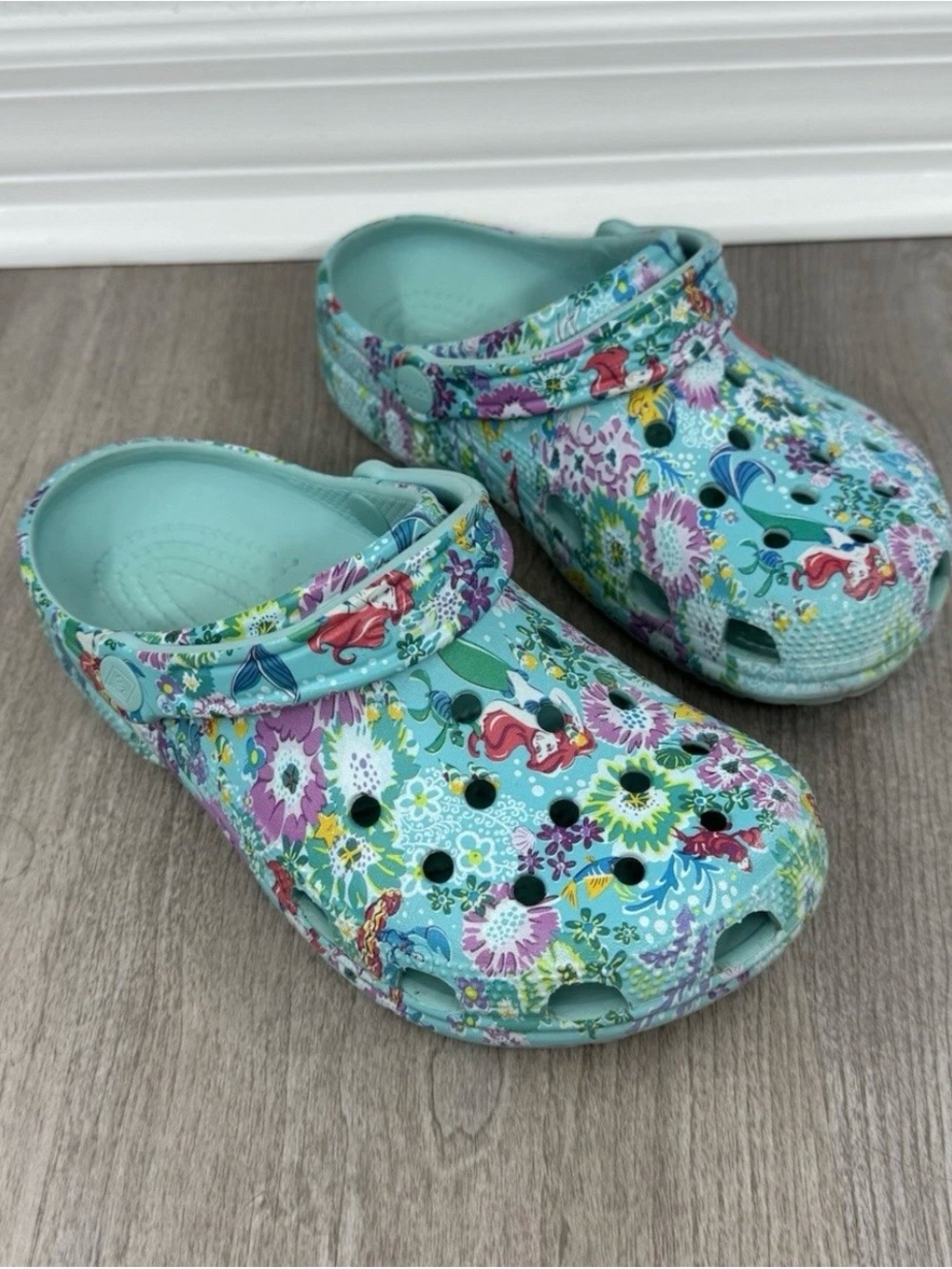 Disney Vera Bradley Crocs Little Mermaid Ariel Floral Clogs Woman’s Size 6